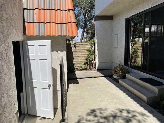 Building Photo - 28159 Ridgecove Ct S