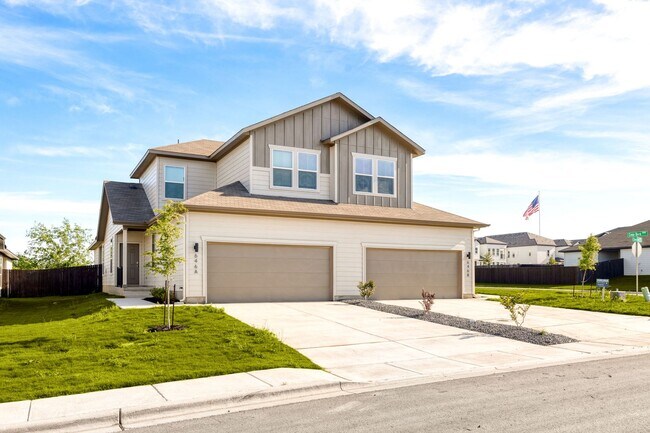 Building Photo - Stunning 4-bedroom, 3-bathroom Luxury Duplex on a HUGE Corner Lot!
