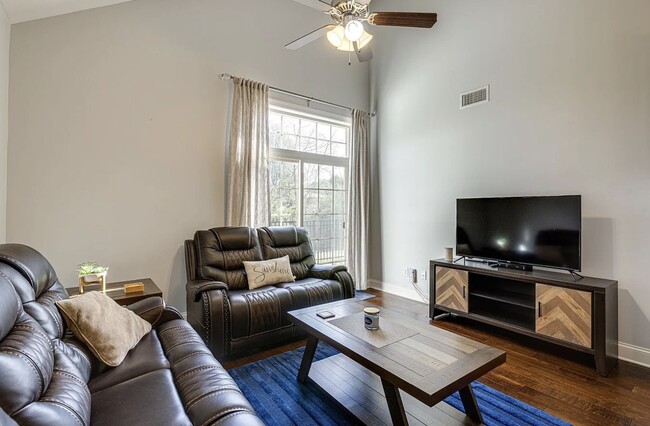 Building Photo - 1003 Irish Way