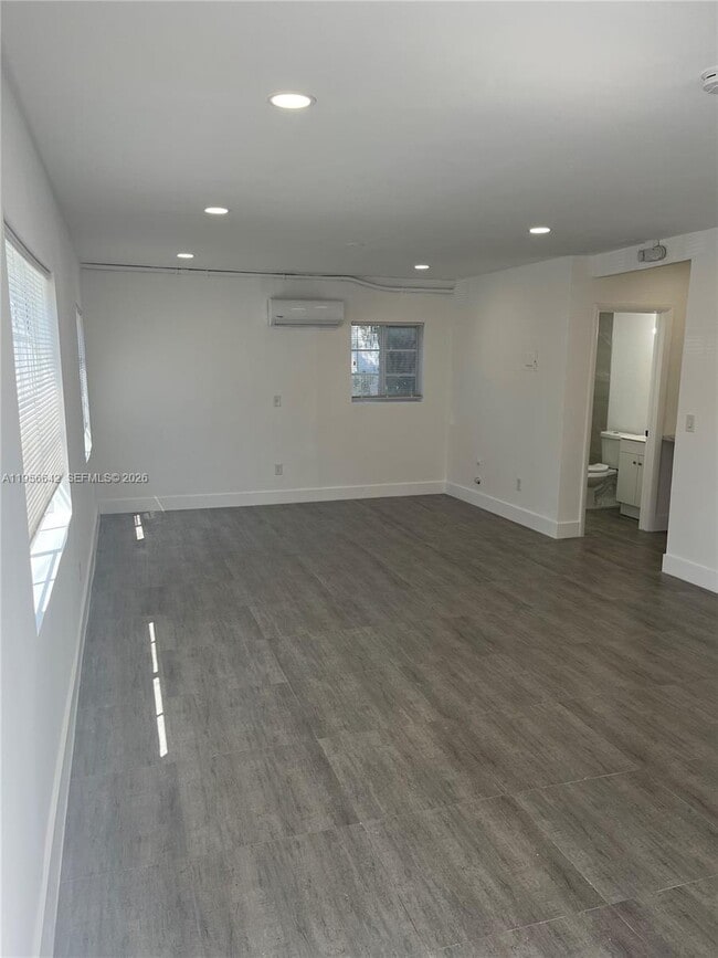 Building Photo - 7116 Bay Dr