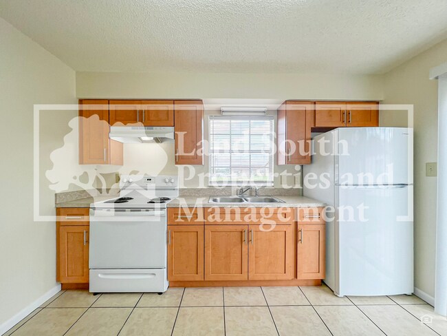 Building Photo - 5825 Charlton Dr