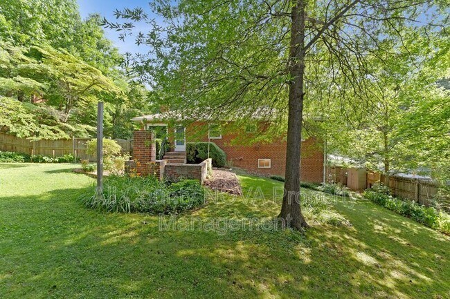 Building Photo - 3160 Ravenwood Dr