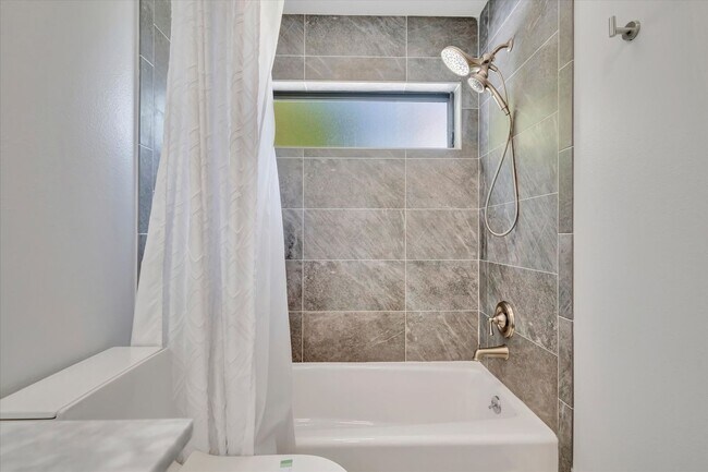 Building Photo - Stunning 3 Bed/ 2 Bath Pool Home in Longwood Run ~ UTC
