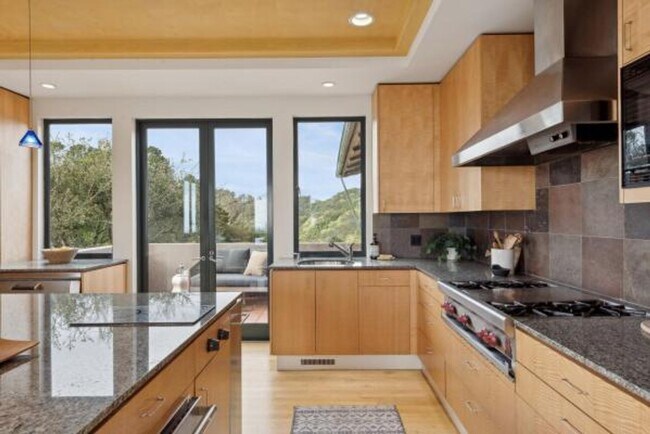 Building Photo - Luxury Living Above The Bay -- Iconic views!