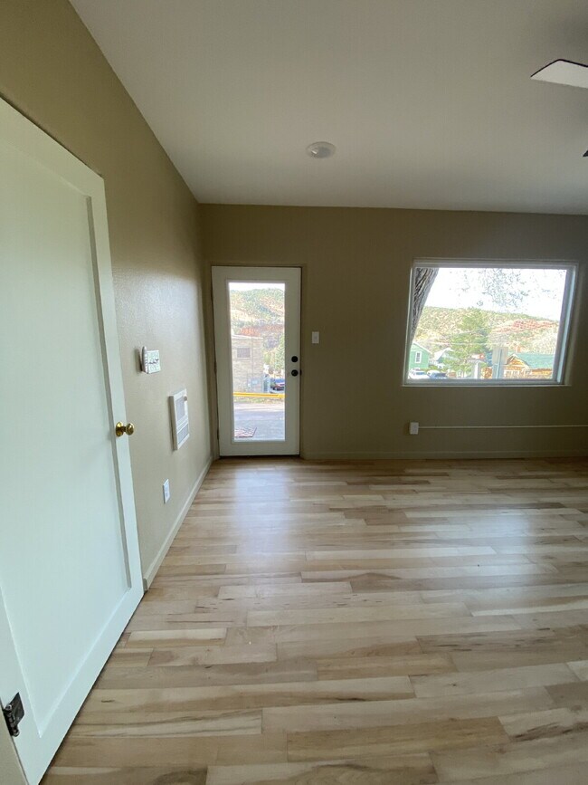 Building Photo - 2 bedroom duplex - Ground level - Prospect