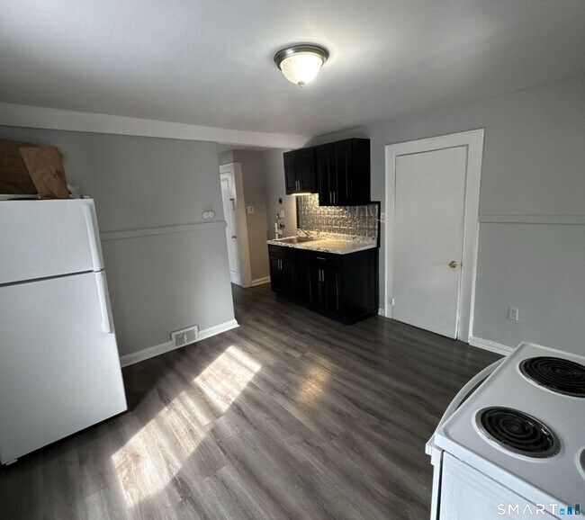 Building Photo - 2310 Barnum Ave