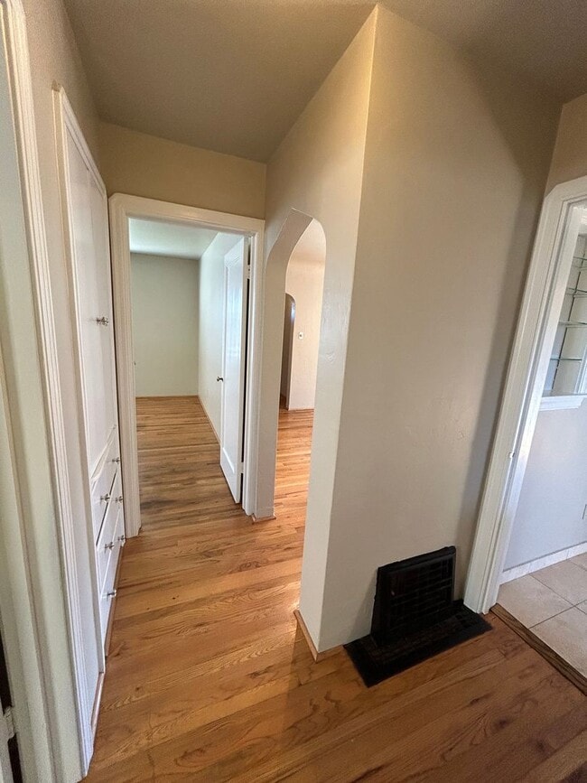 Building Photo - 2 Bed, 1 Bath Home Move in Ready!
