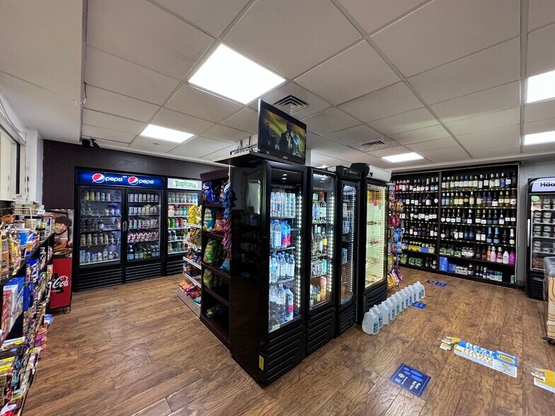 Building Photo - 1000 West Ave