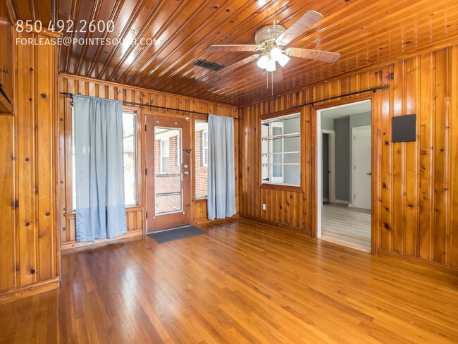 Building Photo - 1102 E Texar Dr