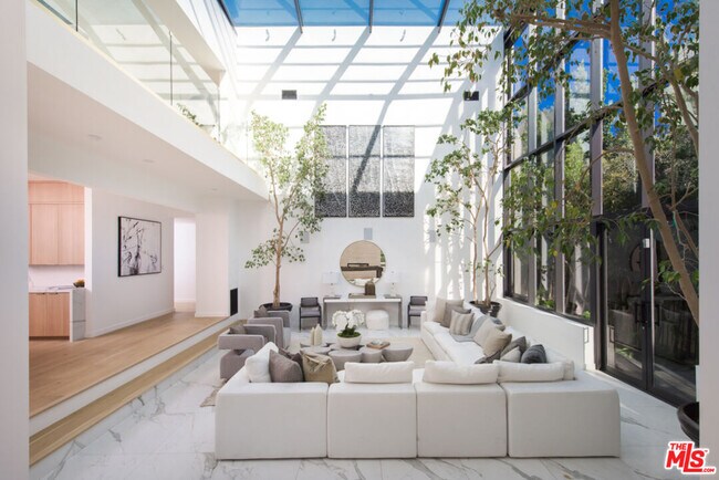 Building Photo - 1378 N Doheny Dr