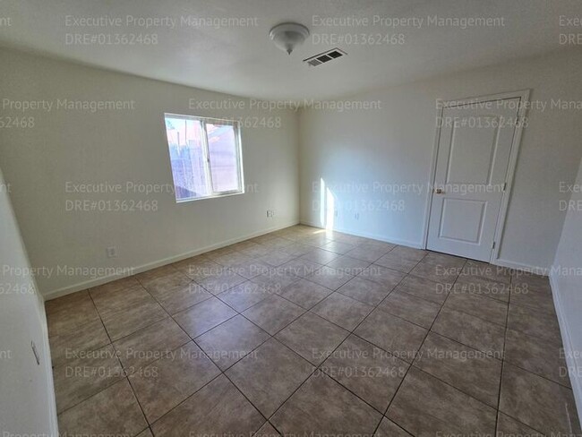 Building Photo - 3 bedroom/ 2 bathroom home