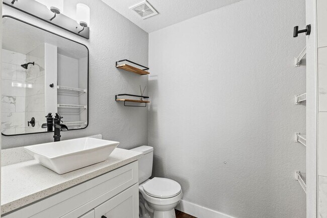 Building Photo - Gorgeous Renovated Condo in Guard Gated Neighborhood