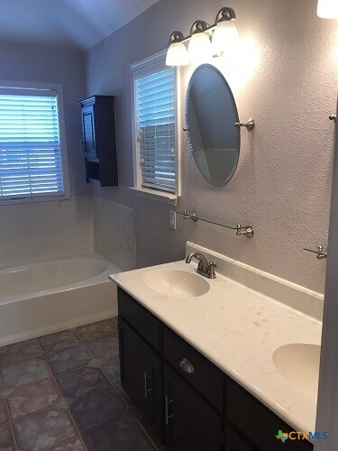 Building Photo - 419 Tomahawk Dr