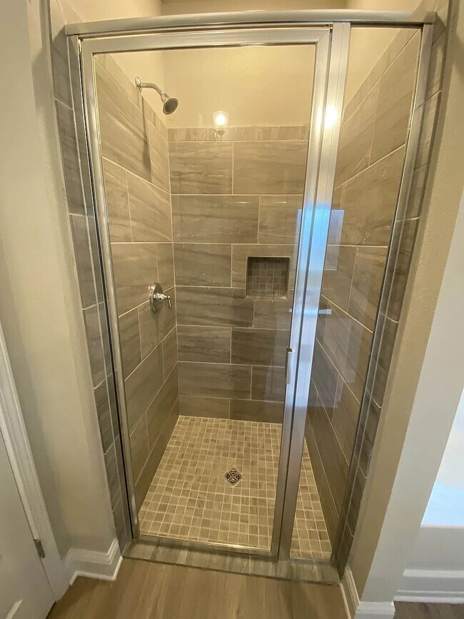 Building Photo - 1348 Rosefield Dr W