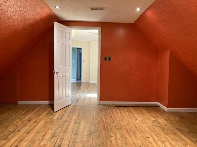 Building Photo - **Backyard offers Country Setting in City ...