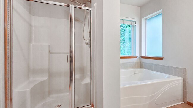 Building Photo - 5BR/3BA End Unit with Greenbelt View in Lynnwood with A/C!