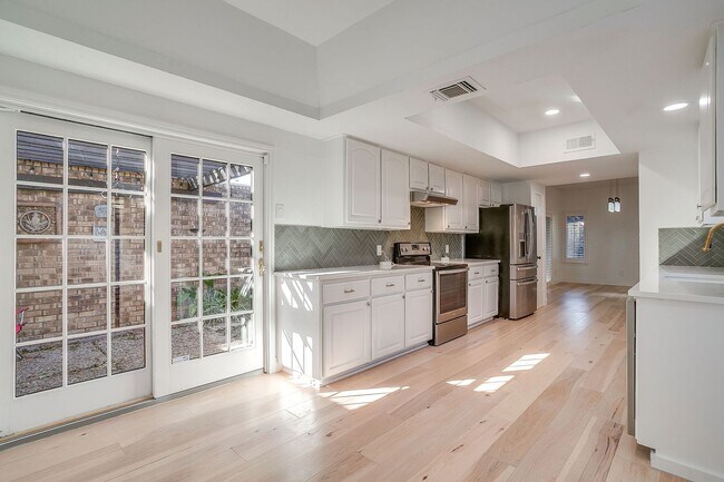 Building Photo - Easy Townhouse Living