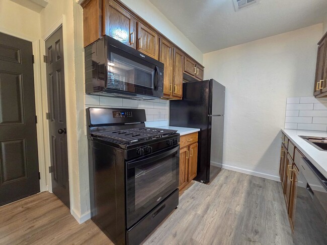 Building Photo - Beautifully remodeled 3 bed 1.5 bath home ...