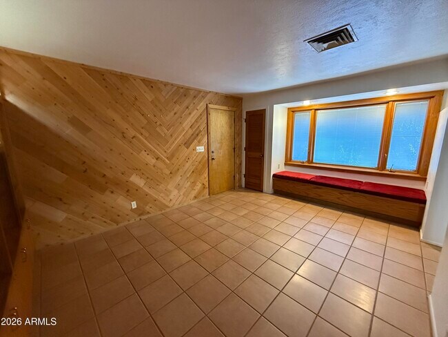 Building Photo - 2114 S La Rosa Dr