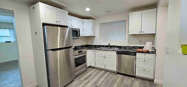 Building Photo - 922-928 E Fairclough Dr