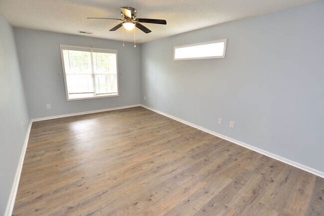 Building Photo - 496 Carnation Ct
