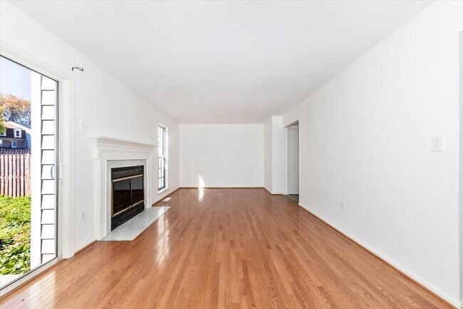 Building Photo - Churchill Town Rental