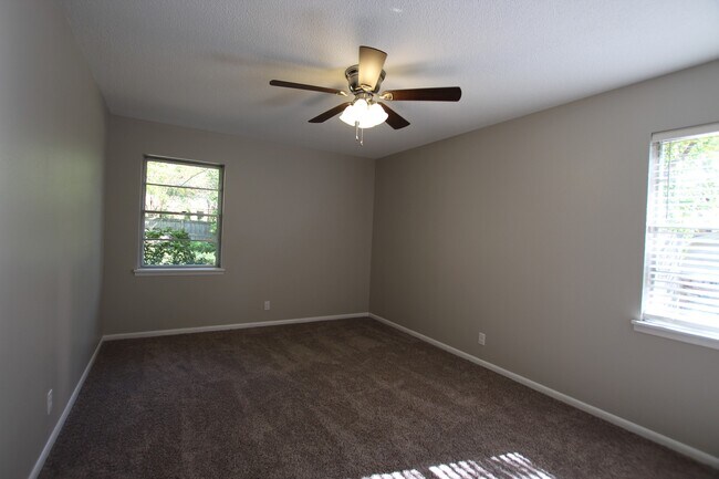 Building Photo - 701 Fair Ln