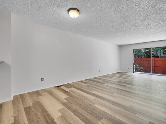 Building Photo - $2,395.00 2 bed, 2.5 bath townhome located...