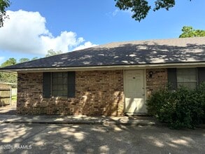 Building Photo - 100 Charolais St