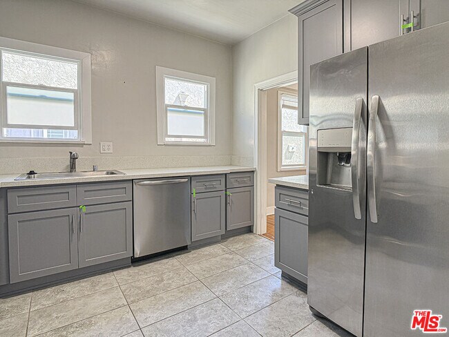 Building Photo - 733 N Ridgewood Pl