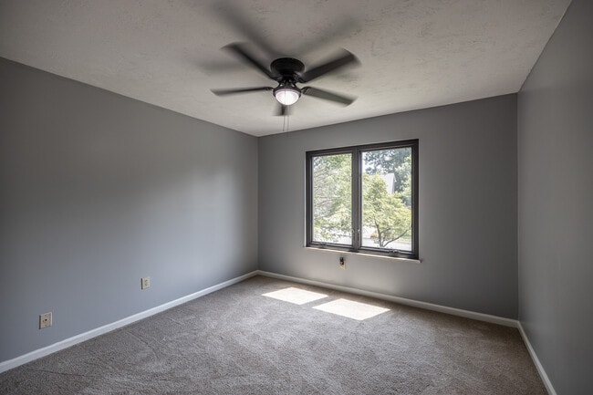 Building Photo - 5516 Oakside Dr