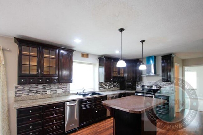 Building Photo - Huge 4-bedroom, 4-bath home