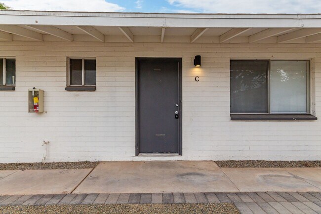 Building Photo - 1 Bed | 1 Bath -  Courtyard Style Unit