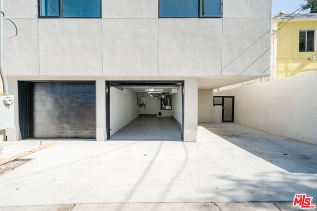 Building Photo - 611 Broadway St