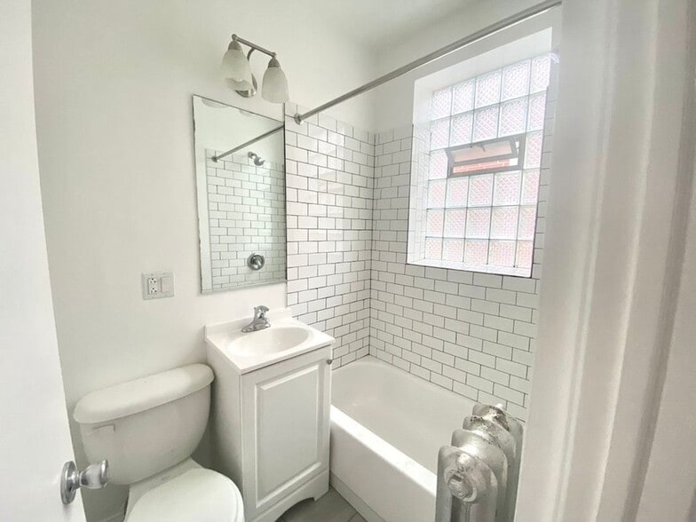 Building Photo - 4241 N Kenmore Ave