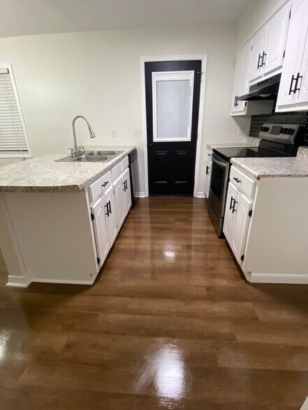 Kitchen - 100 Belle Cir
