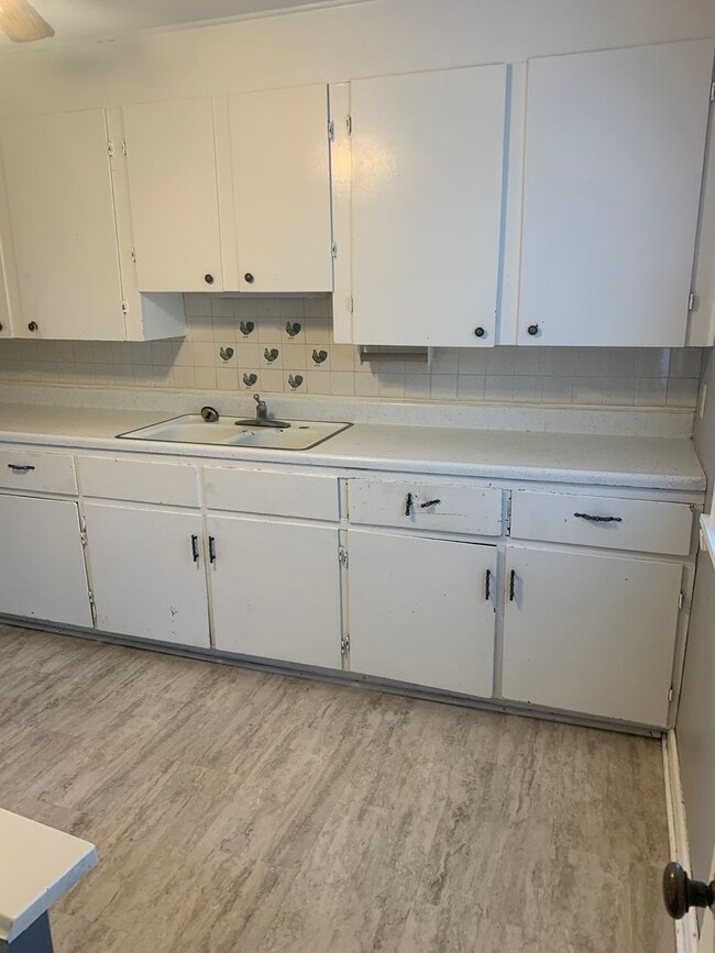 Building Photo - 2 bedroom, 2 bath house located near water...
