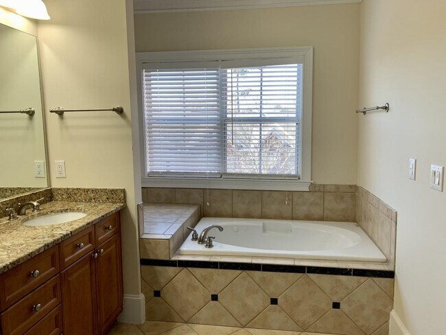 Building Photo - 5460 Glenridge View NE