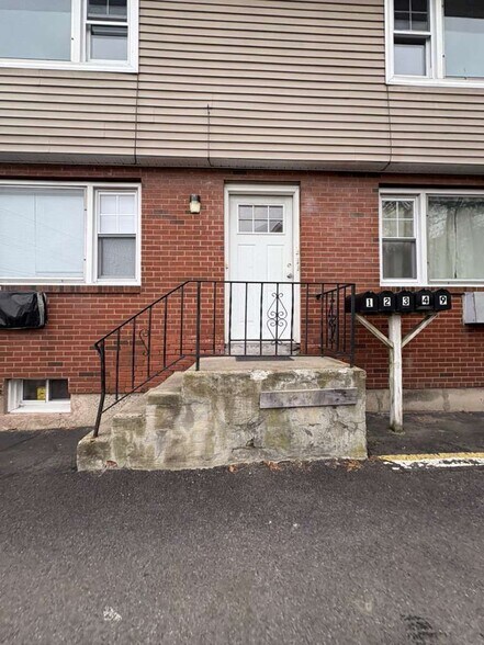 Building Photo - 880 First Ave