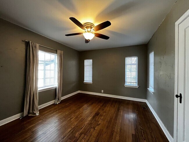 Building Photo - Historic Duplex near Plaza district!