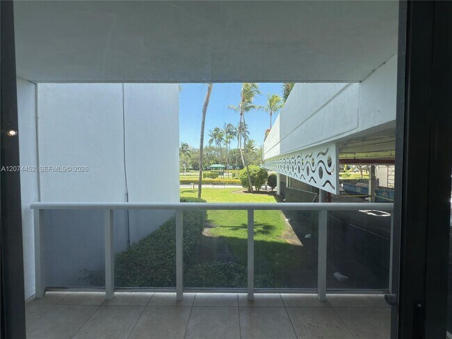 Building Photo - 3675 N Country Club Dr