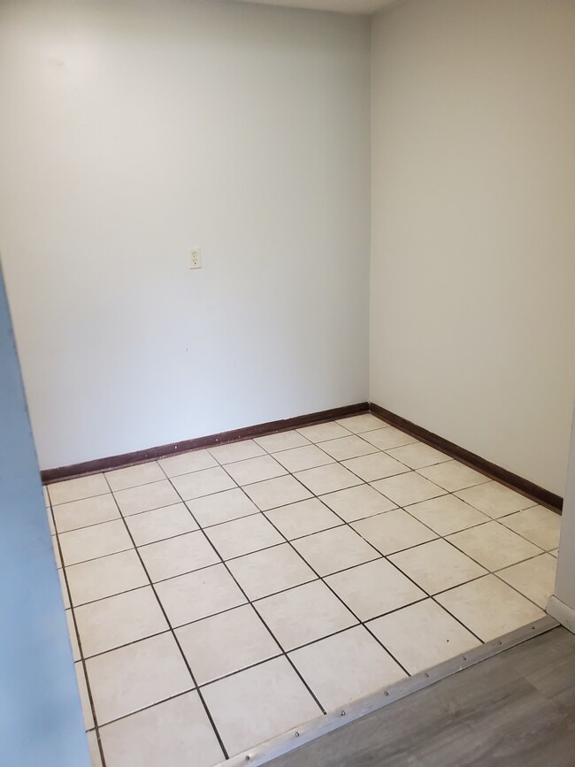 2 Bed - Eat In Kitchen - 502 W Market St