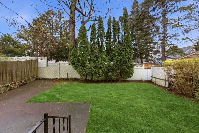 Building Photo - 35 Oakland St