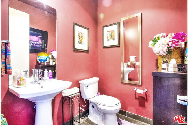 Building Photo - 3223 W 6th St