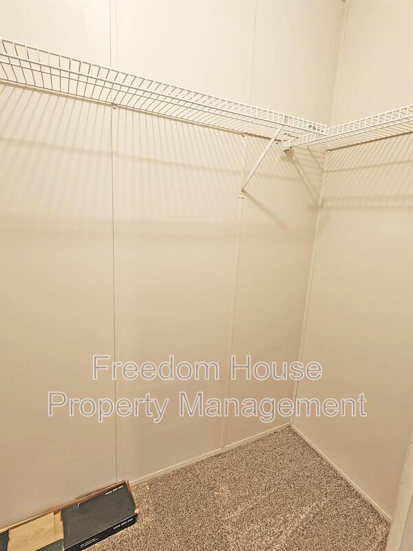 Building Photo - 320 W Comstock Cir S