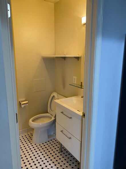 Building Photo - 806 Stiles St