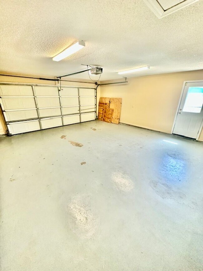Building Photo - 1315 Forest Shore Dr