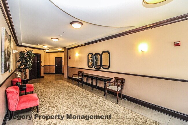 Building Photo - 700 E Denny Way