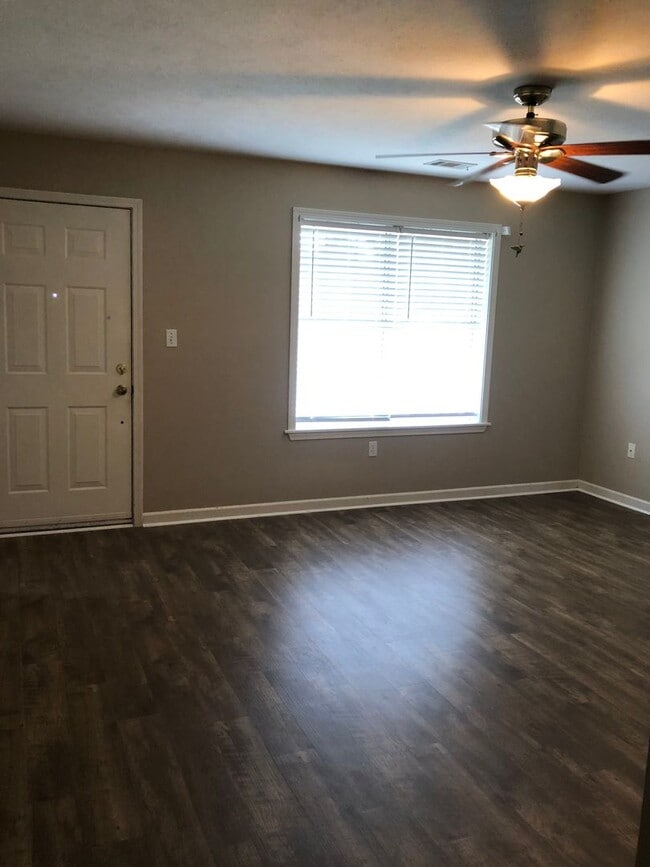 Building Photo - Charming 3-Bedroom Home in Northfield — Ready to Rent!