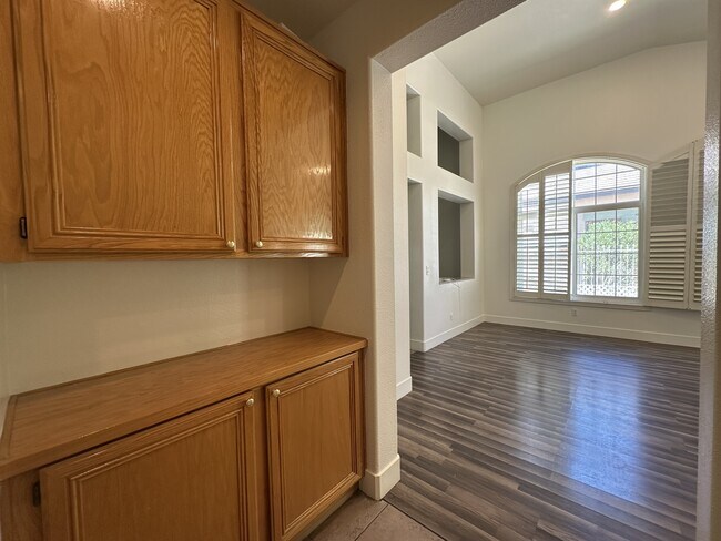 Building Photo - 8317 San Ramon Dr